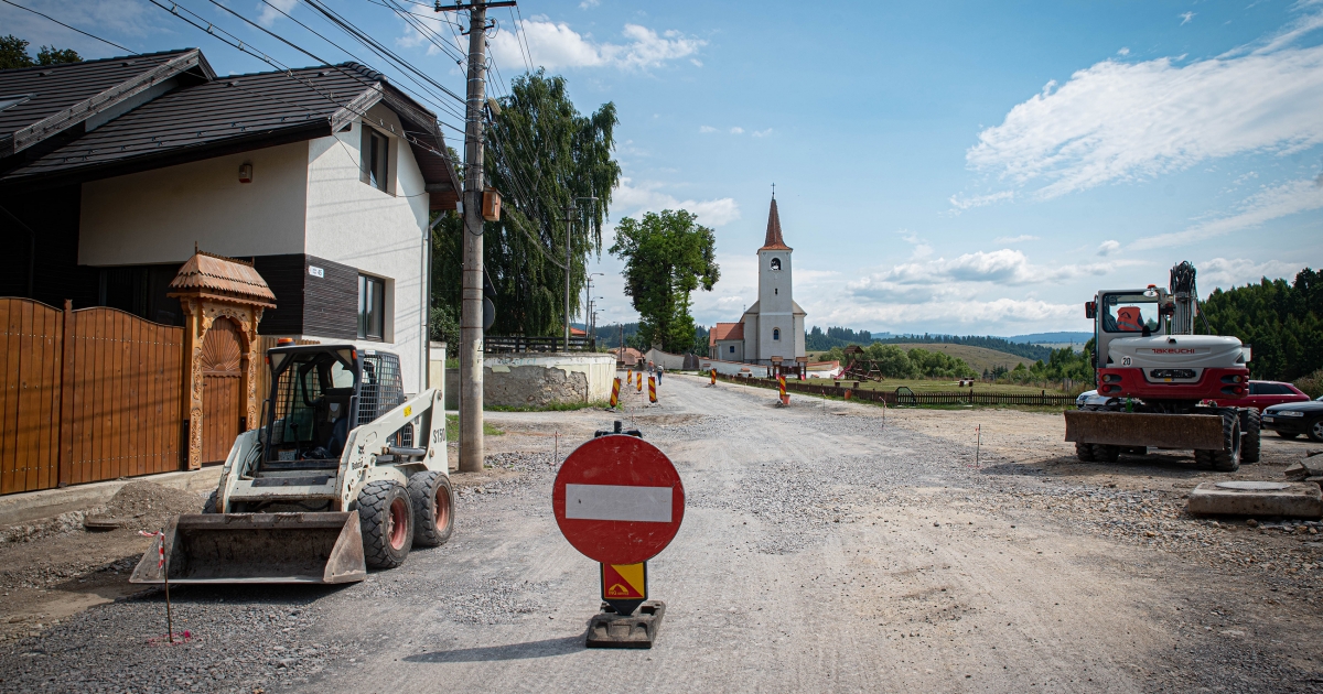 A Natúr lakóparkban élők a mezőn keresztül, a földúton juthatnak Csíkszeredába